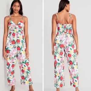 Tie-Shoulder Cropped Twist-Front Floral
Smocked Jumpsuit Old Navy size Medium